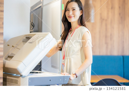 コピーを取る女性社員 134121581