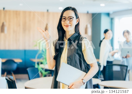 クリエイティブな女性社員 クリエイティブな女性社員 134121587