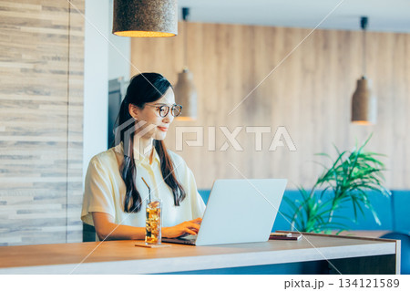 クリエイティブな女性社員 134121589