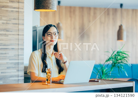 クリエイティブな女性社員 134121590