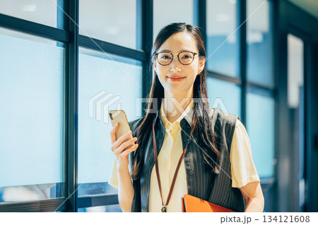 オフィスでスマホを操作するビジネスウーマン 134121608