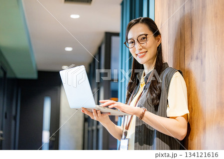 オフィスの廊下に立つビジネスウーマン 134121616