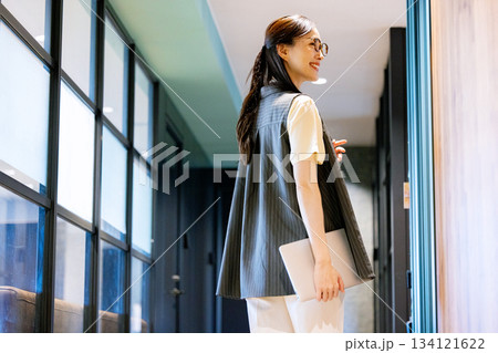 オフィスの廊下に立つビジネスウーマン 134121622