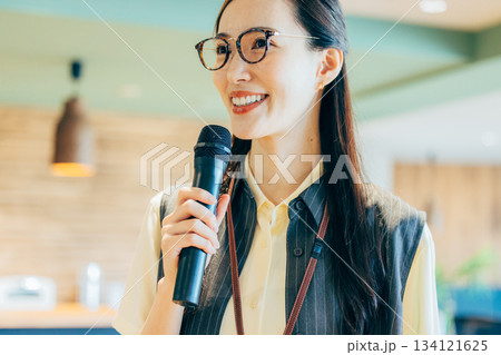 オフィスで司会をする女性 オフィスで司会をする女性 134121625