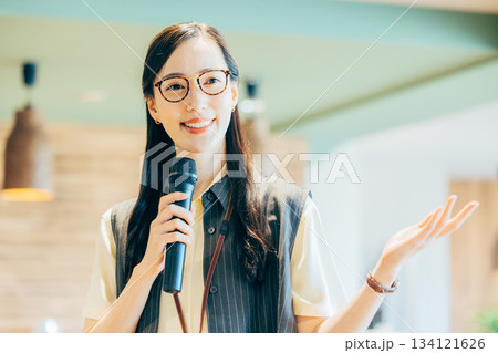 オフィスで司会をする女性 134121626