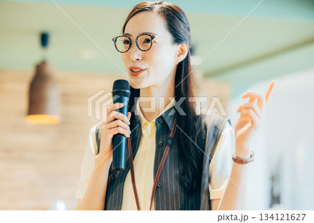 オフィスで司会をする女性 オフィスで司会をする女性 134121627