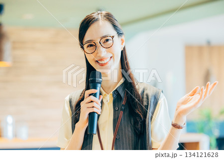 オフィスで司会をする女性 オフィスで司会をする女性 134121628