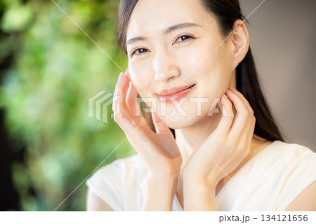 スキンケアをするミドル女性 スキンケアをするミドル女性 134121656