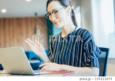 オフィスでオンラインミーティングをするビジネスウーマン 134121674