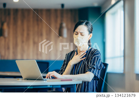 マスクの体調不良の女性 134121679
