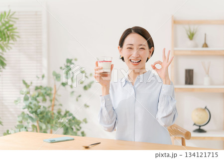 デザートを食べる女性 134121715