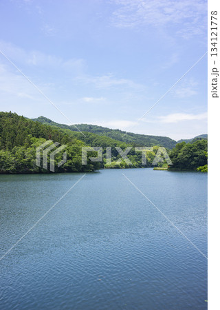 夏の山梨県上野原市にある大野貯水池 134121778