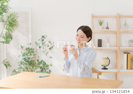 デザートを食べる女性 デザートを食べる女性 134121854
