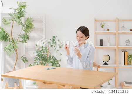 デザートを食べる女性 134121855