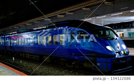 夜の博多駅を発車するJR九州の特急ソニック 夜の博多駅を発車するJR九州の特急ソニック 134122086
