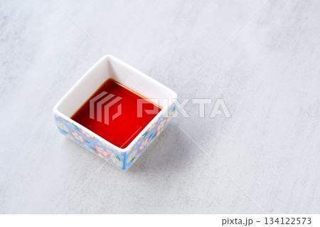 お醤油を注いだ、和風の小皿 134122573
