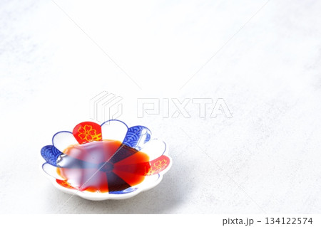 お醤油を注いだ、和風の小皿 134122574