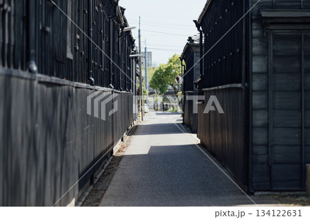 【半田市】蔵の街並み ⿊壁の蔵の⾵景 【半田市】蔵の街並み ⿊壁の蔵の⾵景 134122631
