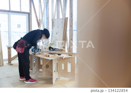 作業台で木材をカットする大工さん 作業台で木材をカットする大工さん 134122854