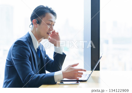 オフィスで打ち合わせをするビジネスパーソン　骨伝導　オープンイヤー　ワイヤレス　イヤホン 134122909