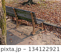 公園のベンチ 134122921