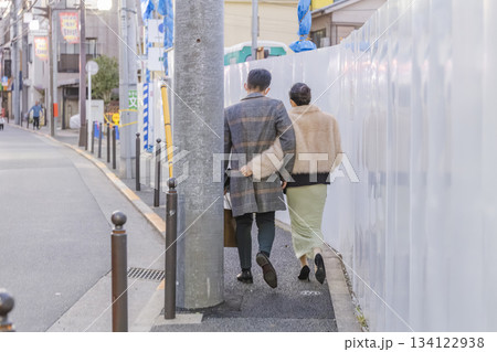 街中を歩くふたりの後ろ姿と夕方の歩道風景 134122938