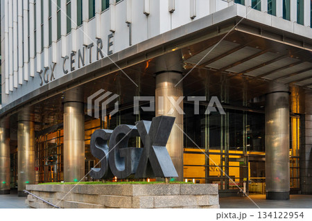 シンガポール証券取引所(SGX)本社ビルの外観とロゴサイン 134122954