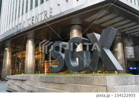 シンガポール証券取引所(SGX)本社ビルの外観とロゴサイン 134122955