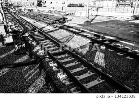 高架橋工事が進む鉄道 東京都 東村山駅周辺 2025.11　d-5 モノクロ 134123039