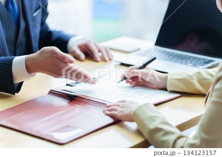 契約書　申込書　書類　サイン　署名 134123157