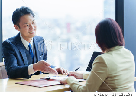 契約書　申込書　書類　サイン　署名 134123158