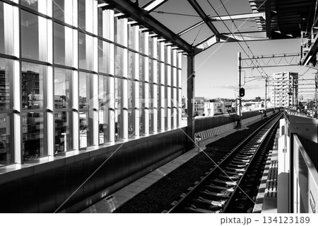 高架橋工事が進む鉄道 東京都 東村山駅周辺 2025.11　e-5 モノクロ 134123189