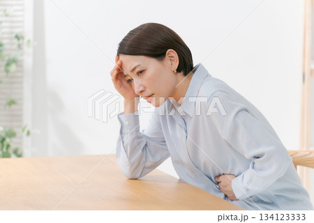 体調不良の女性 134123333