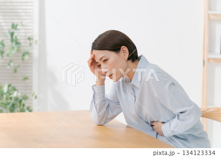 体調不良の女性 体調不良の女性 134123334