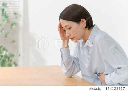 体調不良の女性 体調不良の女性 134123337