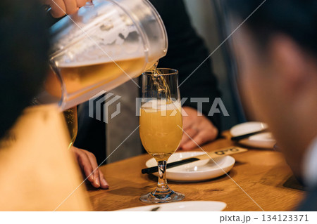 【飲み会】ビールを注ぐ 【飲み会】ビールを注ぐ 134123371