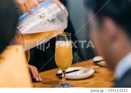 【飲み会】ビールを注ぐ 【飲み会】ビールを注ぐ 134123372