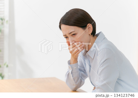 体調不良の女性 体調不良の女性 134123746