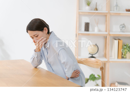 体調不良の女性 134123747