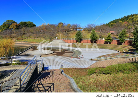 【愛媛県】快晴の藤山健康文化公園の親水広場 【愛媛県】快晴の藤山健康文化公園の親水広場 134123853