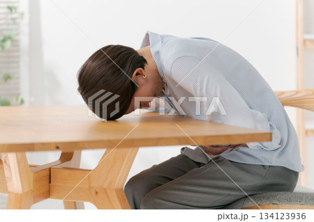 腹痛に苦しむ女性 134123936
