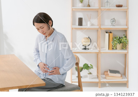 腹痛に苦しむ女性 134123937