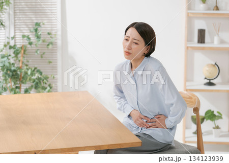 腹痛に苦しむ女性 134123939