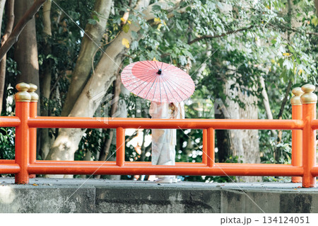 七五三で和傘をさして神社にお参りをする女の子 七五三で和傘をさして神社にお参りをする女の子 134124051