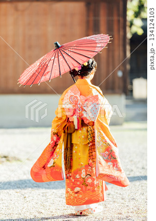 七五三で和傘をさして神社にお参りをする女の子 七五三で和傘をさして神社にお参りをする女の子 134124103