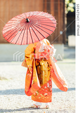 七五三で和傘をさして神社にお参りをする女の子 134124105
