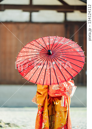 七五三で和傘をさして神社にお参りをする女の子 七五三で和傘をさして神社にお参りをする女の子 134124112
