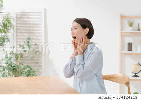 あごや首周りを触る女性 あごや首周りを触る女性 134124219