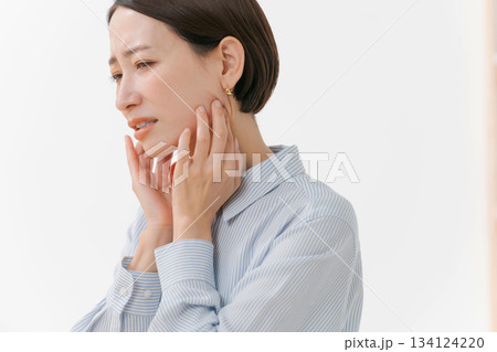 あごや首周りを触る女性 134124220
