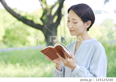 屋外で読書する女性 134124280